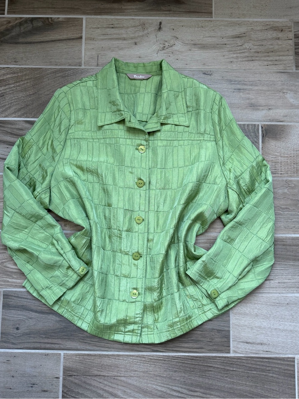Minimalist chic Tanjay iridescent green button down shacket Large
